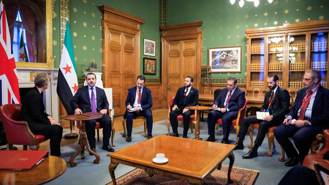 وزير الخارجية والمغتربين السيد أسعد حسن الشيباني يلتقي وزيرة الخارجية البريطانية السيدة إيفيت كوبر في العاصمة لندن