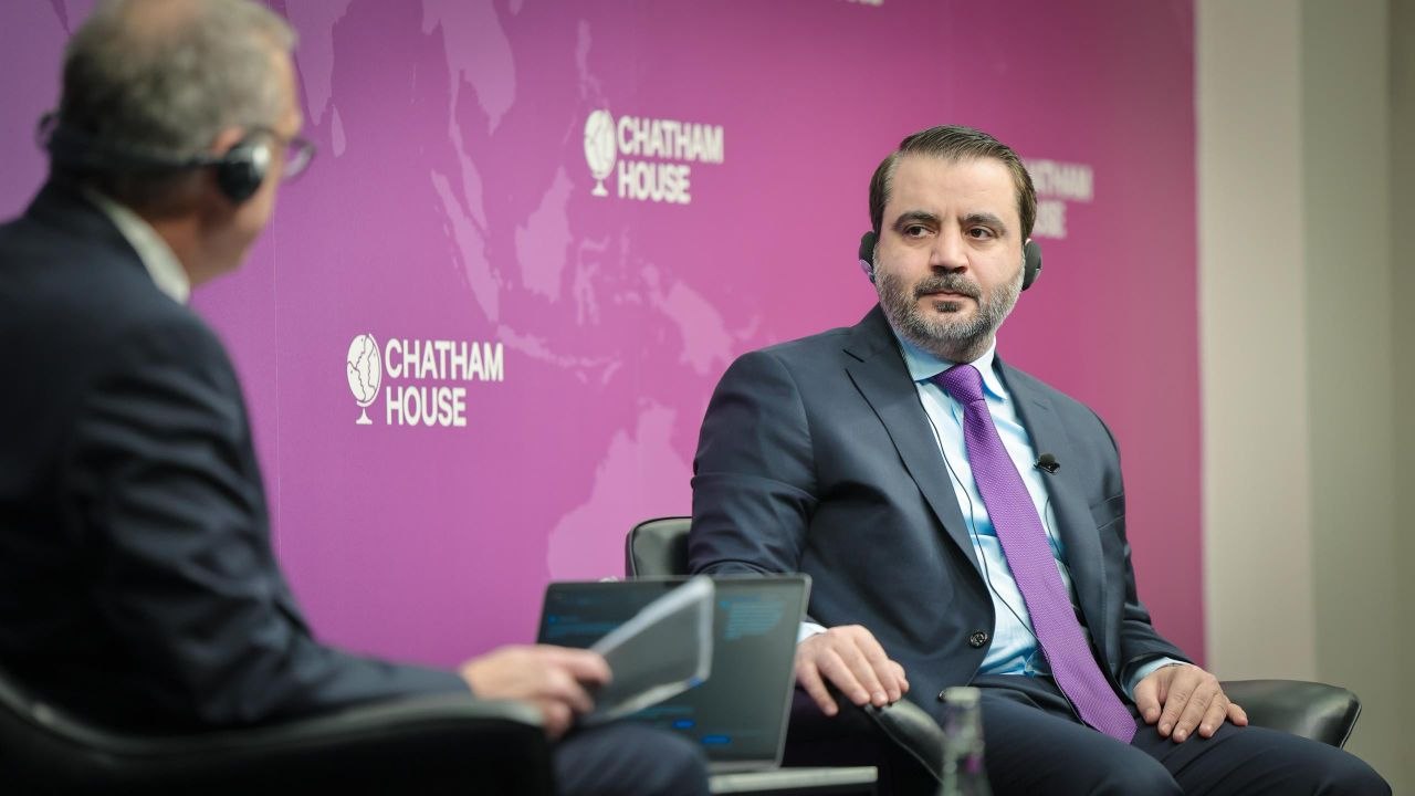 وزير الخارجية والمغتربين السيد أسعد حسن الشيباني يشارك في فعالية حوارية نظمها المعهد الملكي للشؤون الدولية "تشاتم هاوس" في العاصمة البريطانية لندن