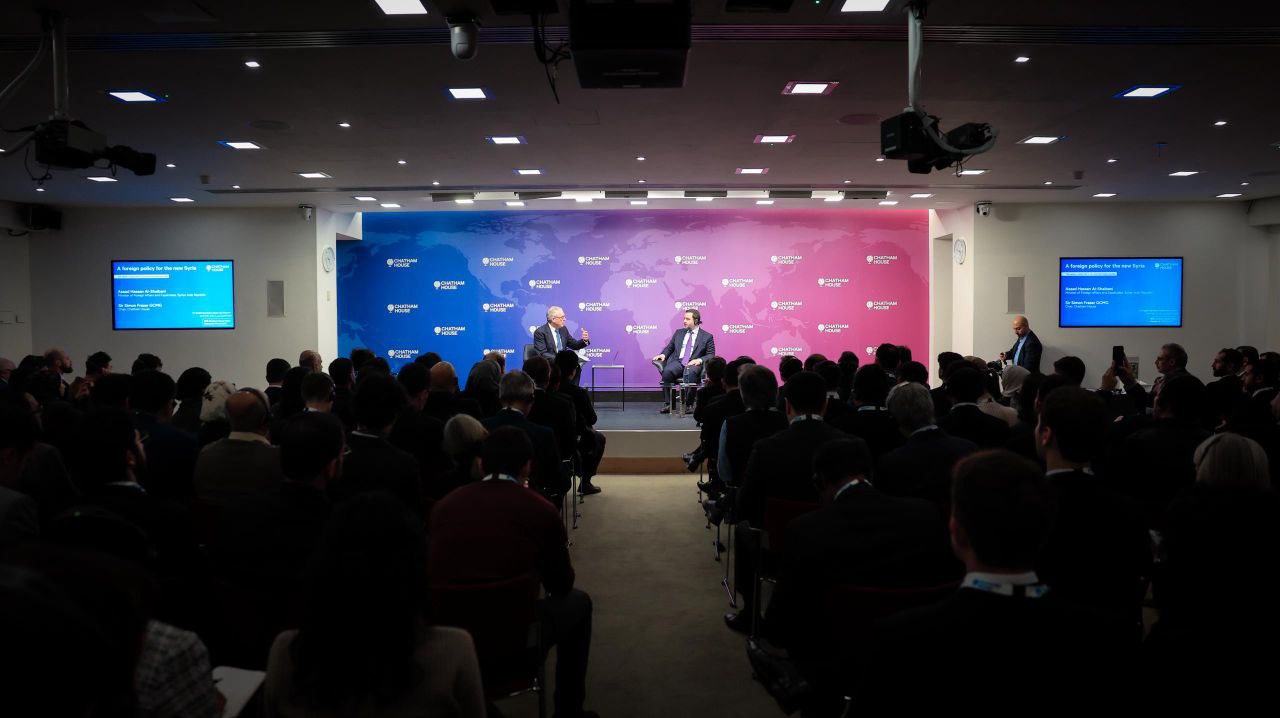 وزير الخارجية والمغتربين السيد أسعد حسن الشيباني يشارك في فعالية حوارية نظمها المعهد الملكي للشؤون الدولية "تشاتم هاوس" في العاصمة البريطانية لندن