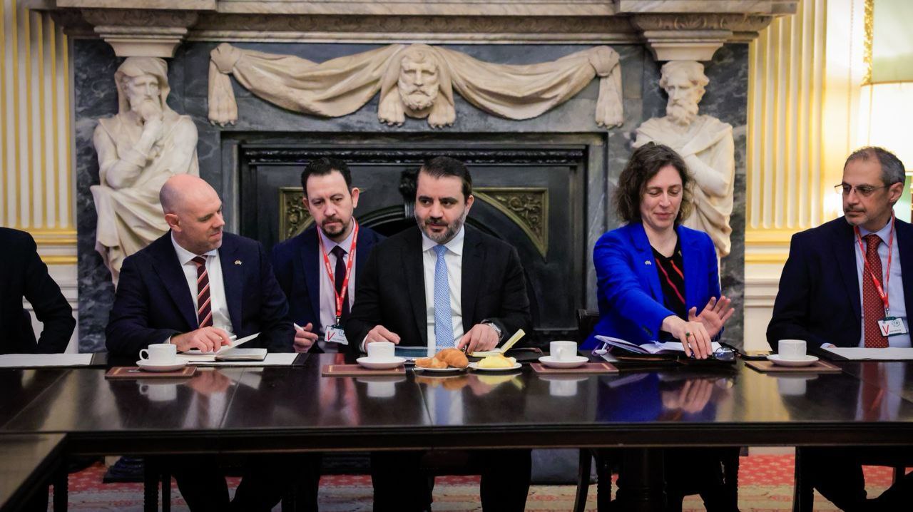 وزير الخارجية والمغتربين السيد أسعد حسن الشيباني يلتقي بعدد من رجال الأعمال والمستثمرين البريطانيين