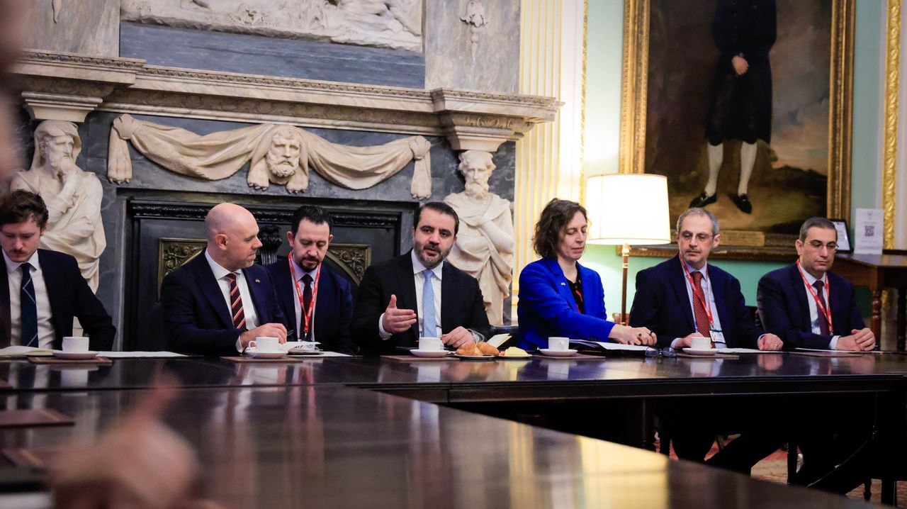 وزير الخارجية والمغتربين السيد أسعد حسن الشيباني يلتقي بعدد من رجال الأعمال والمستثمرين البريطانيين