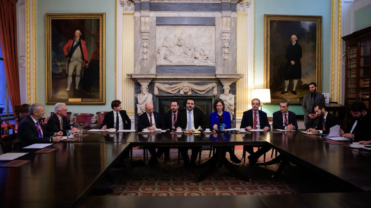 وزير الخارجية والمغتربين السيد أسعد حسن الشيباني يلتقي بعدد من رجال الأعمال والمستثمرين البريطانيين