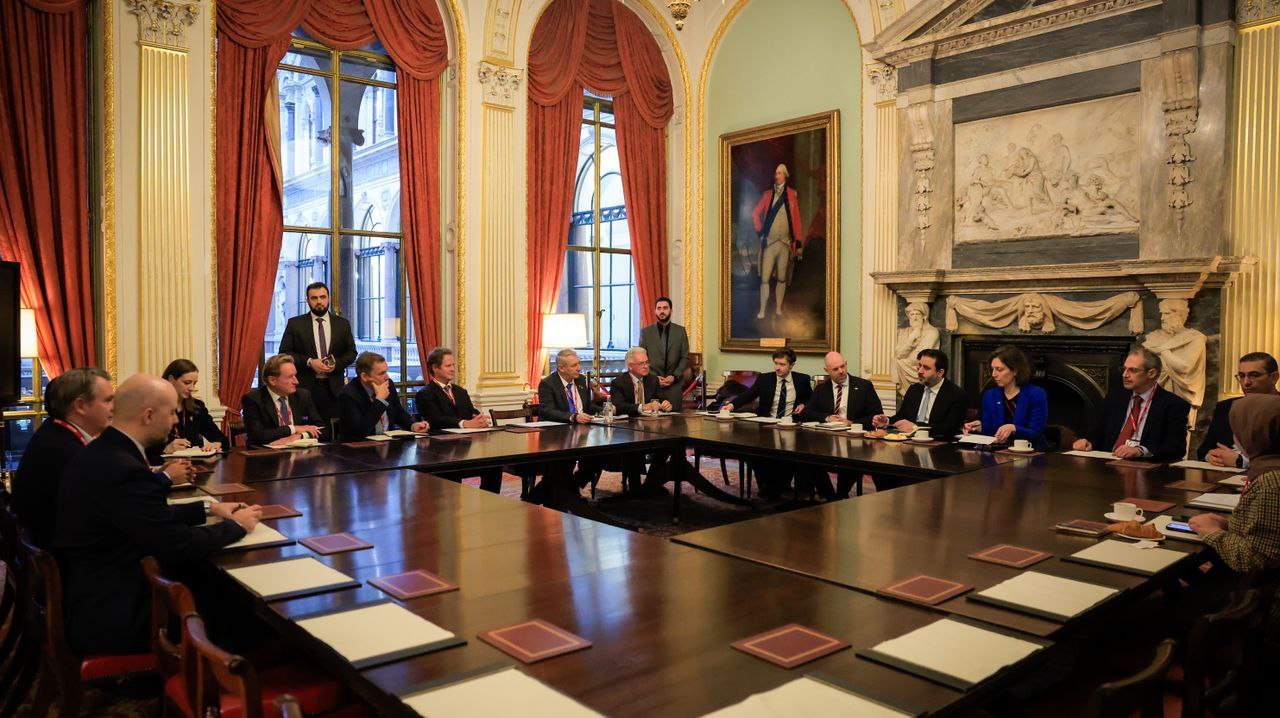 وزير الخارجية والمغتربين السيد أسعد حسن الشيباني يلتقي بعدد من رجال الأعمال والمستثمرين البريطانيين