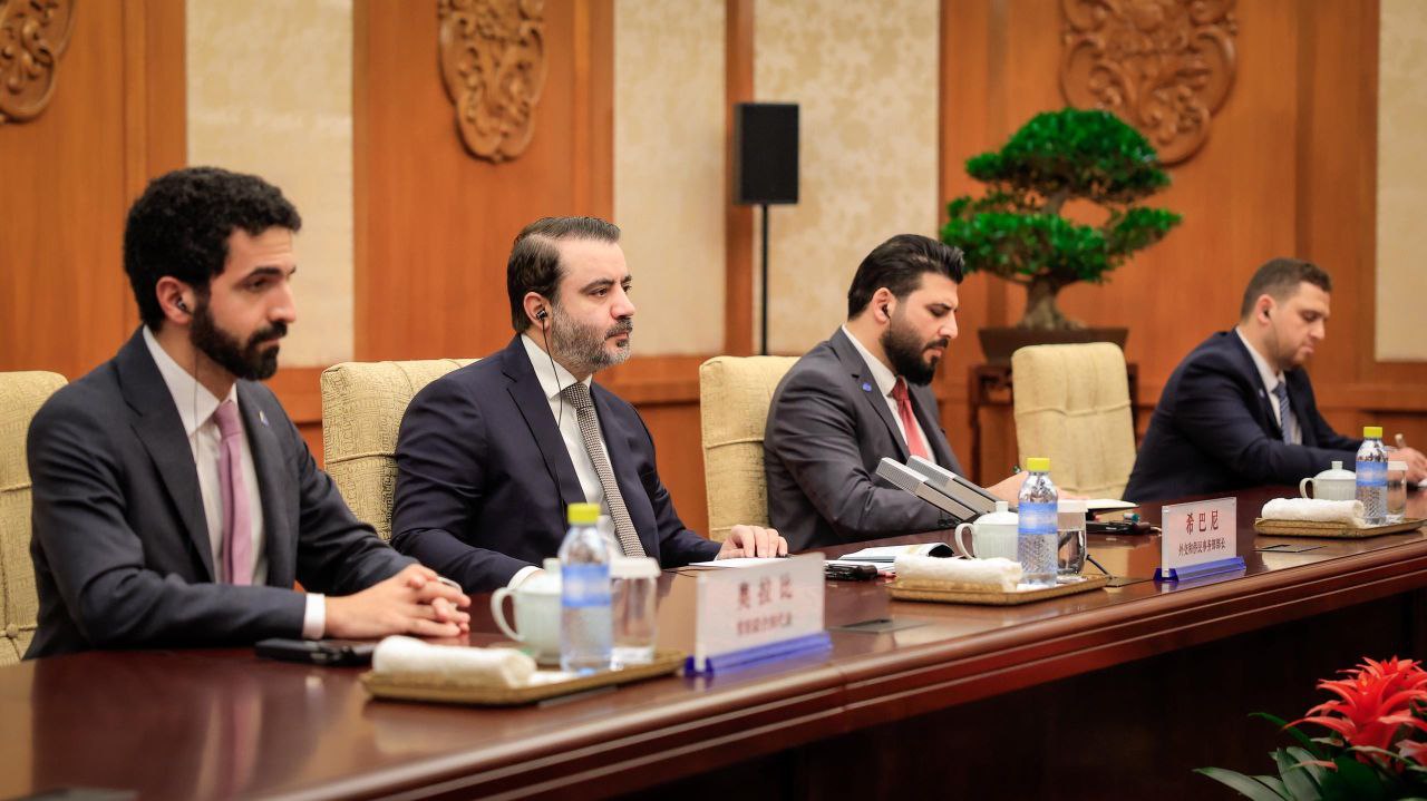 وزير الخارجية والمغتربين السيد أسعد حسن الشيباني يلتقي في العاصمة الصينية بكين نظيره الصيني السيد وانغ يي
