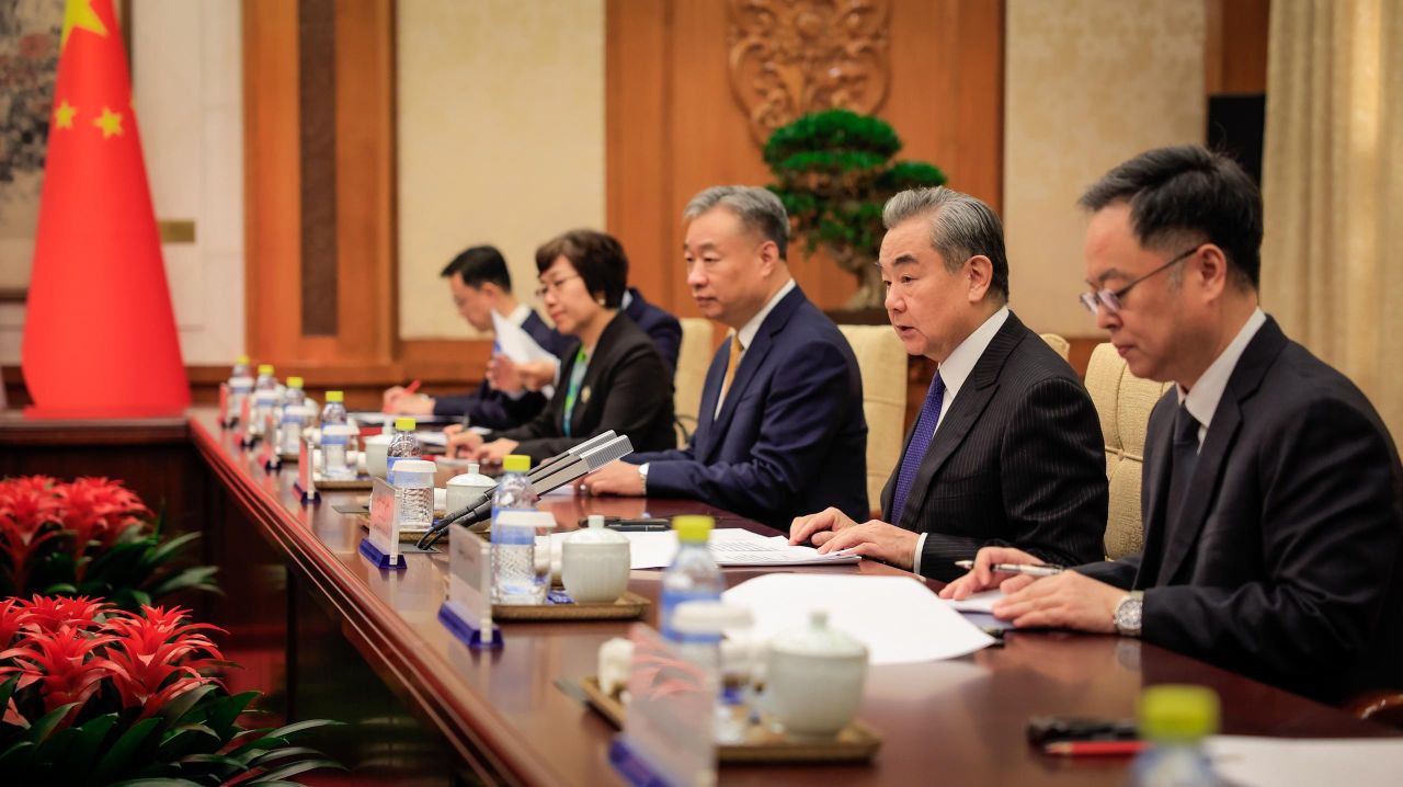 وزير الخارجية والمغتربين السيد أسعد حسن الشيباني يلتقي في العاصمة الصينية بكين نظيره الصيني السيد وانغ يي