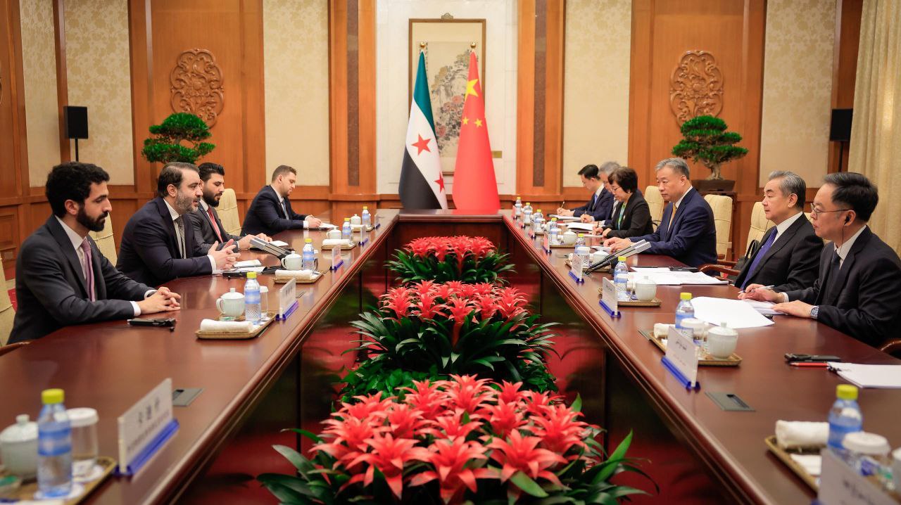 وزير الخارجية والمغتربين السيد أسعد حسن الشيباني يلتقي في العاصمة الصينية بكين نظيره الصيني السيد وانغ يي