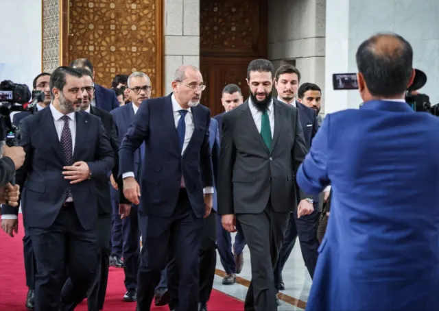 القائد أحمد الشرع ووزير الخارجية السوري السيد أسعد شيباني يلتقيان نائب رئيس الوزراء ووزير الخارجية وشؤون المغتربين الأردني أيمن الصفدي