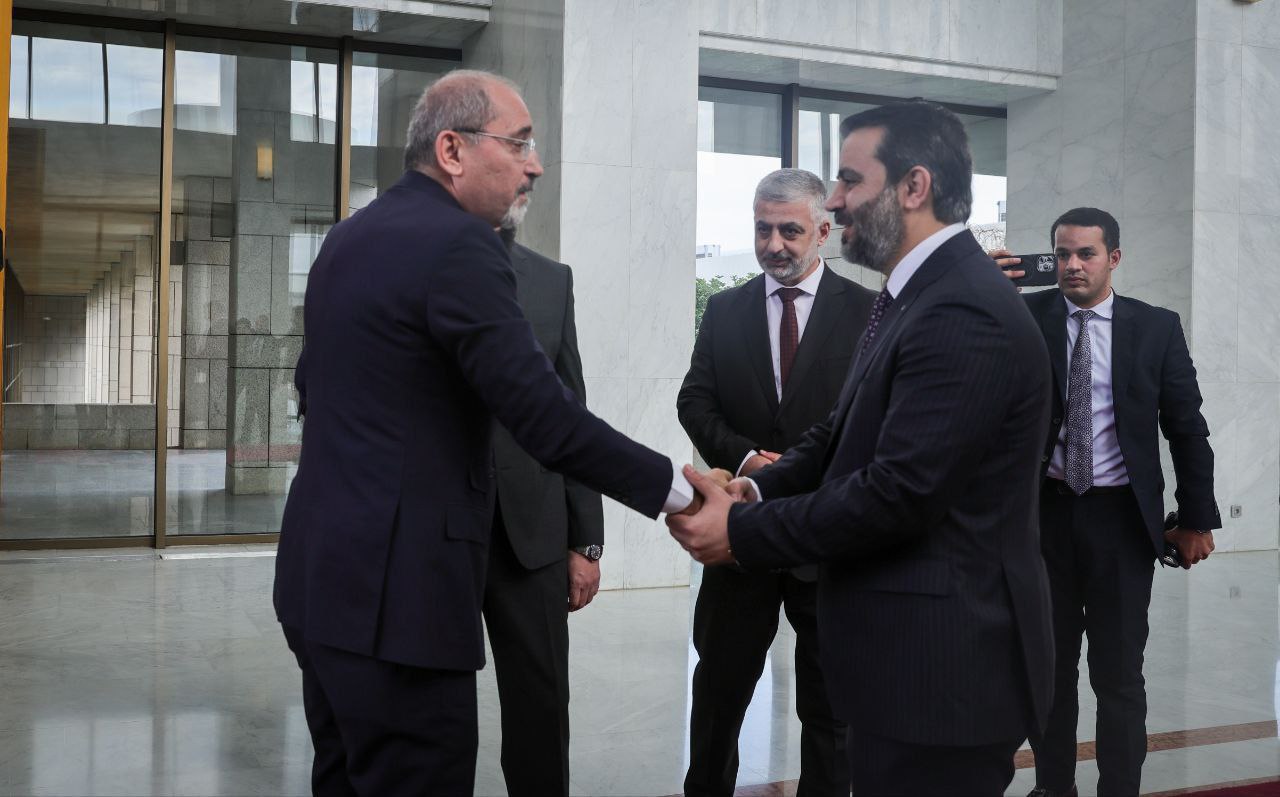 القائد أحمد الشرع ووزير الخارجية السوري السيد أسعد شيباني يلتقيان نائب رئيس الوزراء ووزير الخارجية وشؤون المغتربين الأردني أيمن الصفدي