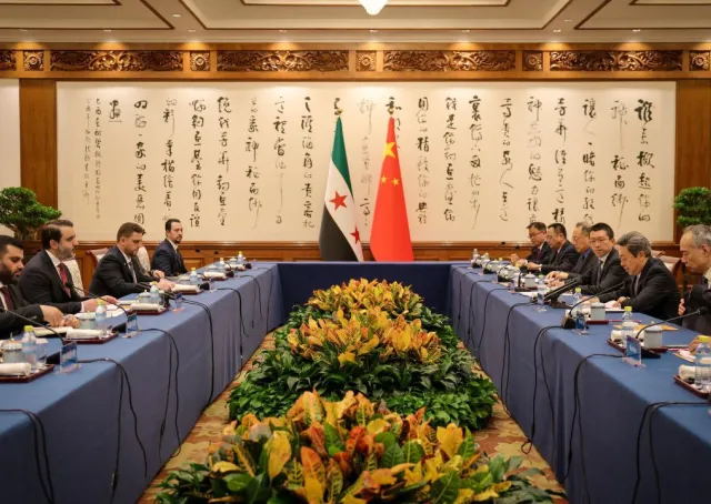 التقى وزير الخارجية والمغتربين السيد أسعد حسن الشيباني، يرافقه رئيس جهاز الاستخبارات العامة السيد حسين السلامة اليوم في العاصمة الصينية بكين عضو المكتب السياسي للجنة المركزية للحزب الشيوعي الصيني 