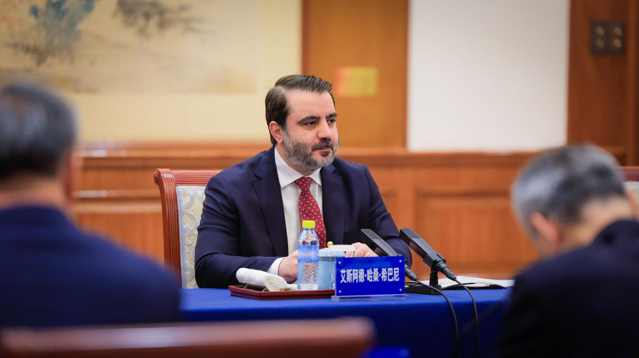 التقى وزير الخارجية والمغتربين السيد أسعد حسن الشيباني، يرافقه رئيس جهاز الاستخبارات العامة السيد حسين السلامة اليوم في العاصمة الصينية بكين عضو المكتب السياسي للجنة المركزية للحزب الشيوعي الصيني