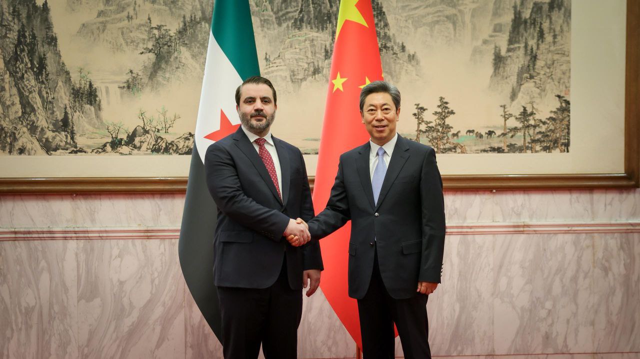 التقى وزير الخارجية والمغتربين السيد أسعد حسن الشيباني، يرافقه رئيس جهاز الاستخبارات العامة السيد حسين السلامة اليوم في العاصمة الصينية بكين عضو المكتب السياسي للجنة المركزية للحزب الشيوعي الصيني