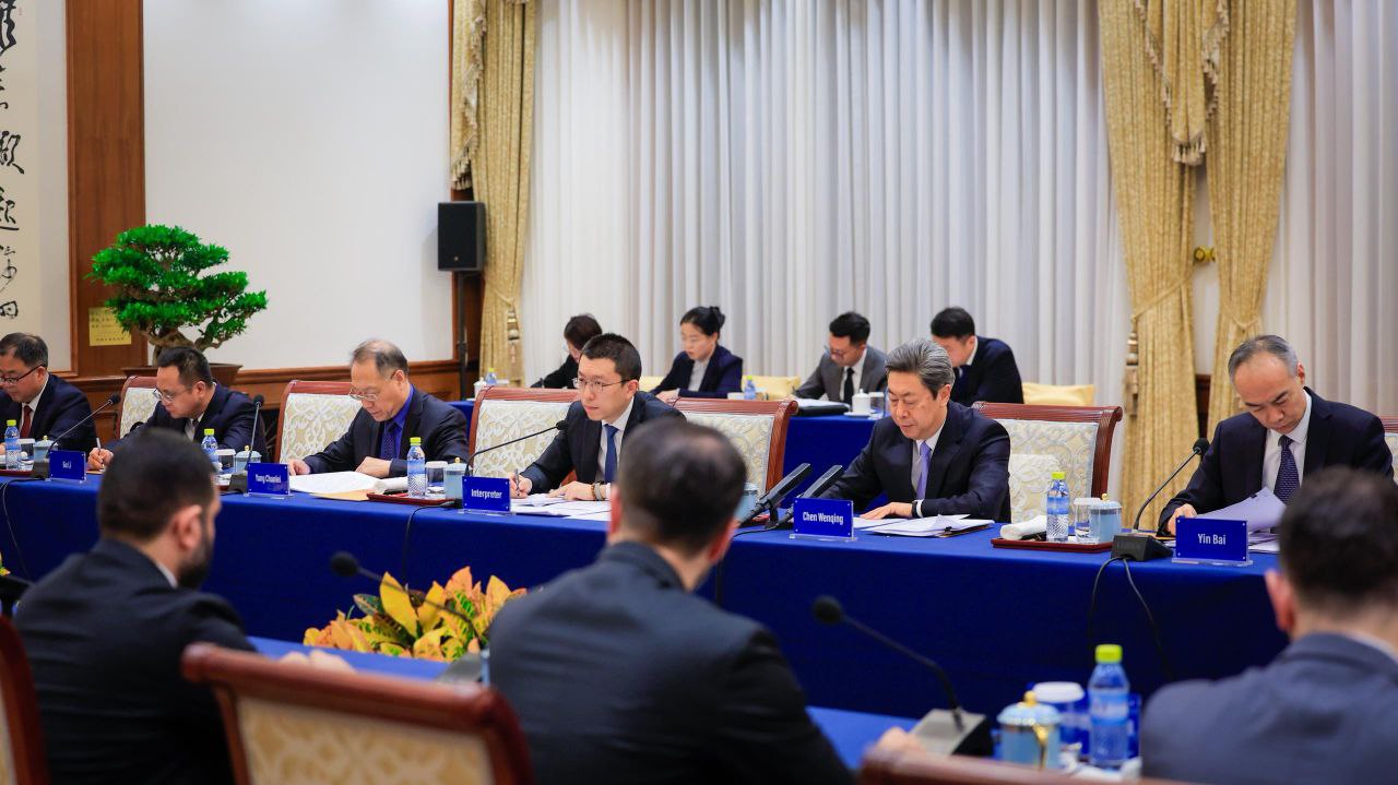 التقى وزير الخارجية والمغتربين السيد أسعد حسن الشيباني، يرافقه رئيس جهاز الاستخبارات العامة السيد حسين السلامة اليوم في العاصمة الصينية بكين عضو المكتب السياسي للجنة المركزية للحزب الشيوعي الصيني