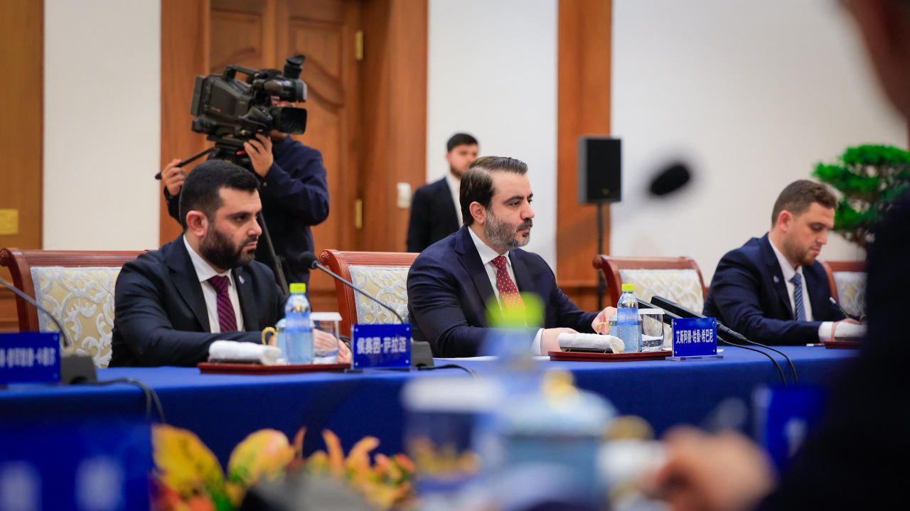 التقى وزير الخارجية والمغتربين السيد أسعد حسن الشيباني، يرافقه رئيس جهاز الاستخبارات العامة السيد حسين السلامة اليوم في العاصمة الصينية بكين عضو المكتب السياسي للجنة المركزية للحزب الشيوعي الصيني