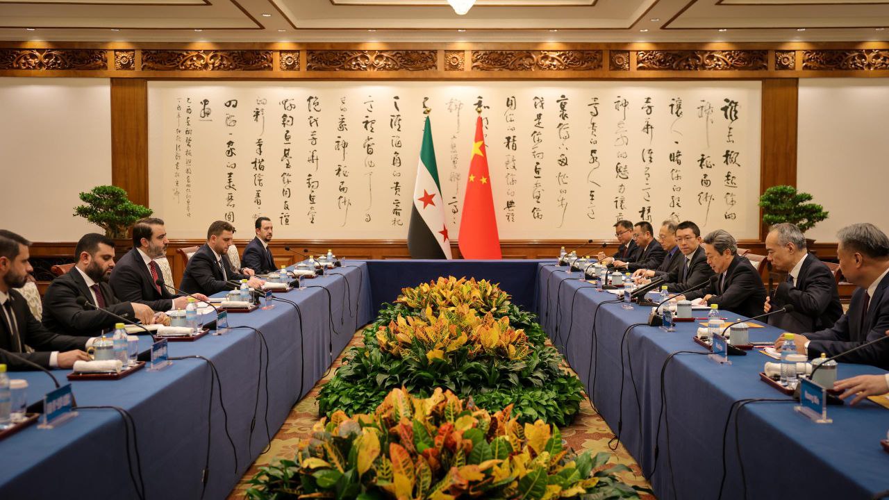 التقى وزير الخارجية والمغتربين السيد أسعد حسن الشيباني، يرافقه رئيس جهاز الاستخبارات العامة السيد حسين السلامة اليوم في العاصمة الصينية بكين عضو المكتب السياسي للجنة المركزية للحزب الشيوعي الصيني