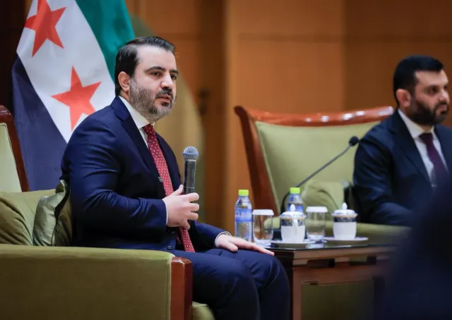 التقى وزير الخارجية والمغتربين السيد أسعد حسن الشيباني ورئيس جهاز الاستخبارات العامة السيد حسين السلامة في العاصمة الصينية بكين عددًا من أبناء الجالية السورية المقيمين في الصين