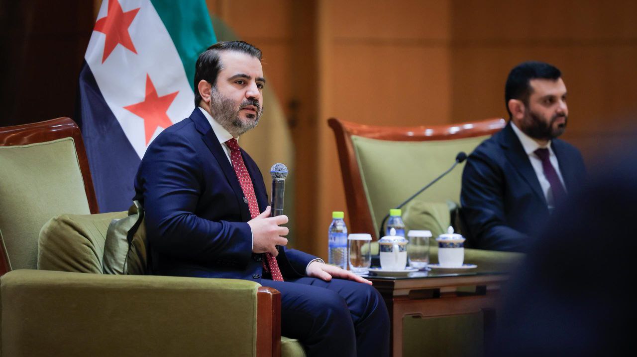 التقى وزير الخارجية والمغتربين السيد أسعد حسن الشيباني ورئيس جهاز الاستخبارات العامة السيد حسين السلامة في العاصمة الصينية بكين عددًا من أبناء الجالية السورية المقيمين في الصين