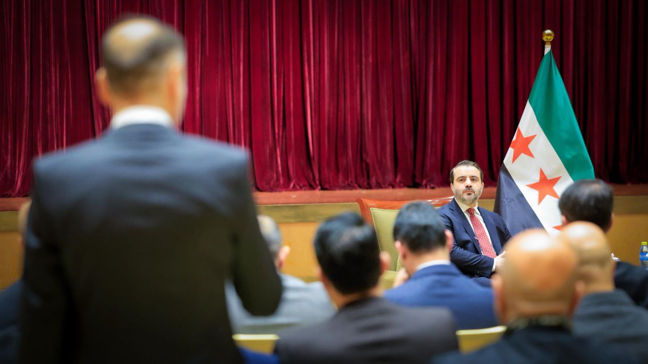 التقى وزير الخارجية والمغتربين السيد أسعد حسن الشيباني ورئيس جهاز الاستخبارات العامة السيد حسين السلامة في العاصمة الصينية بكين عددًا من أبناء الجالية السورية المقيمين في الصين