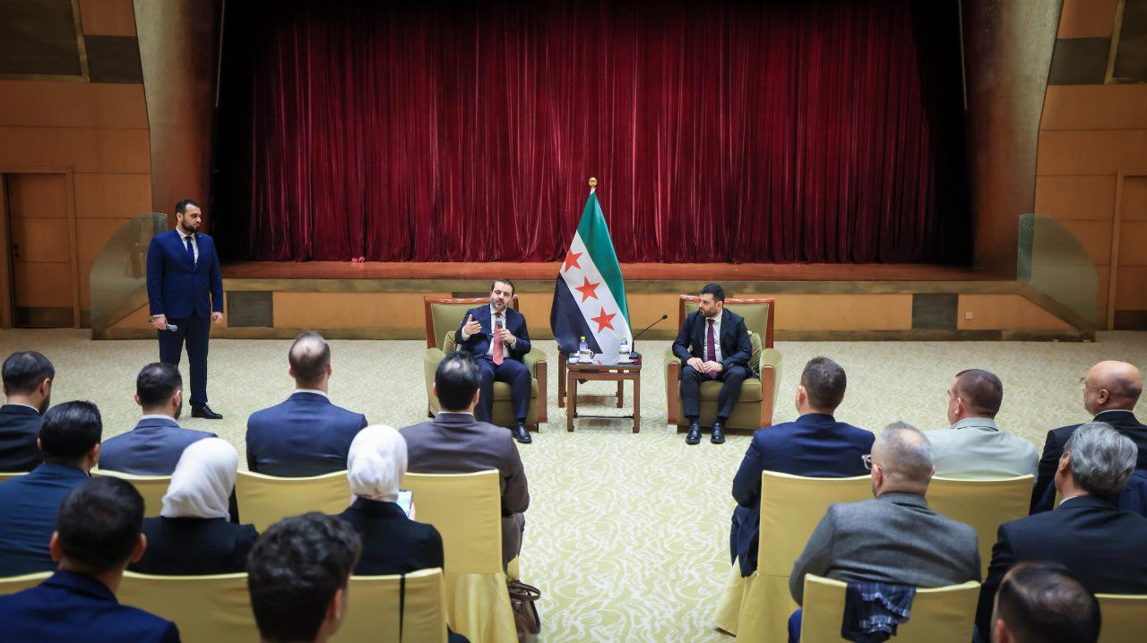 التقى وزير الخارجية والمغتربين السيد أسعد حسن الشيباني ورئيس جهاز الاستخبارات العامة السيد حسين السلامة في العاصمة الصينية بكين عددًا من أبناء الجالية السورية المقيمين في الصين