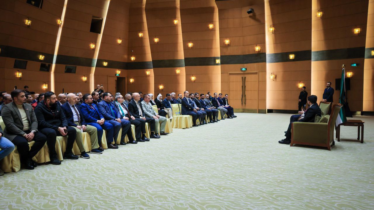 التقى وزير الخارجية والمغتربين السيد أسعد حسن الشيباني ورئيس جهاز الاستخبارات العامة السيد حسين السلامة في العاصمة الصينية بكين عددًا من أبناء الجالية السورية المقيمين في الصين