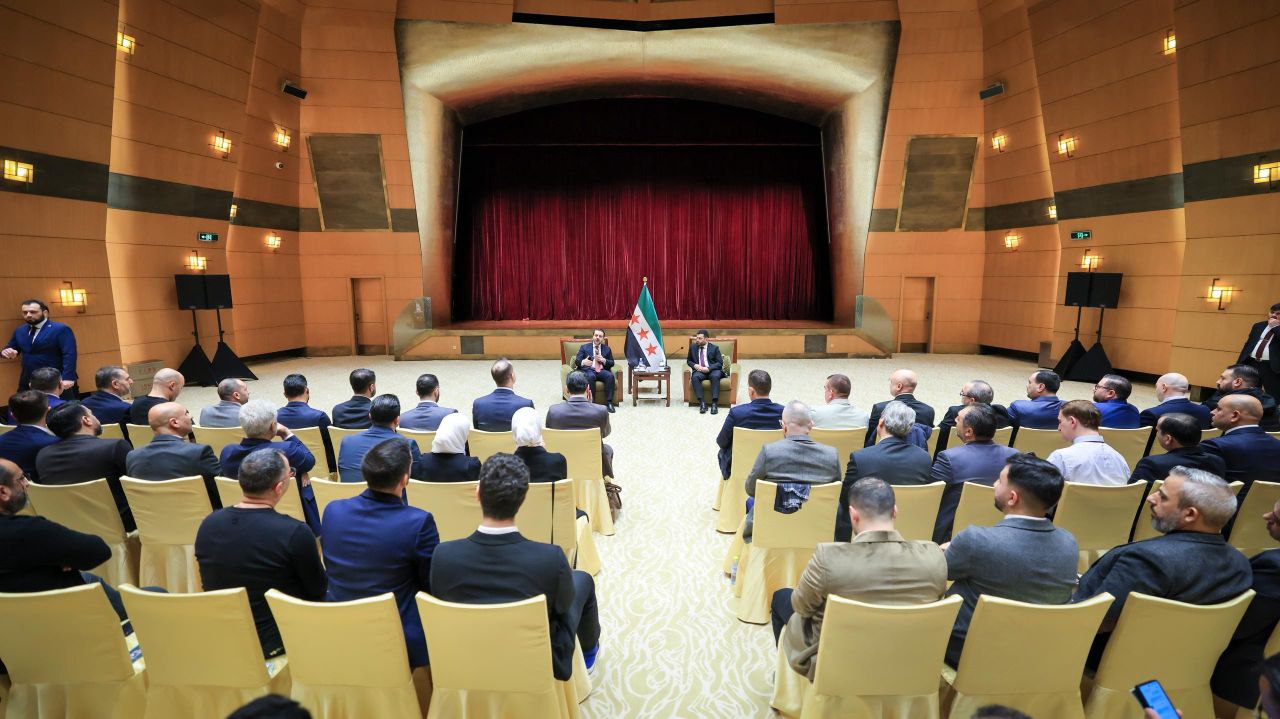 التقى وزير الخارجية والمغتربين السيد أسعد حسن الشيباني ورئيس جهاز الاستخبارات العامة السيد حسين السلامة في العاصمة الصينية بكين عددًا من أبناء الجالية السورية المقيمين في الصين