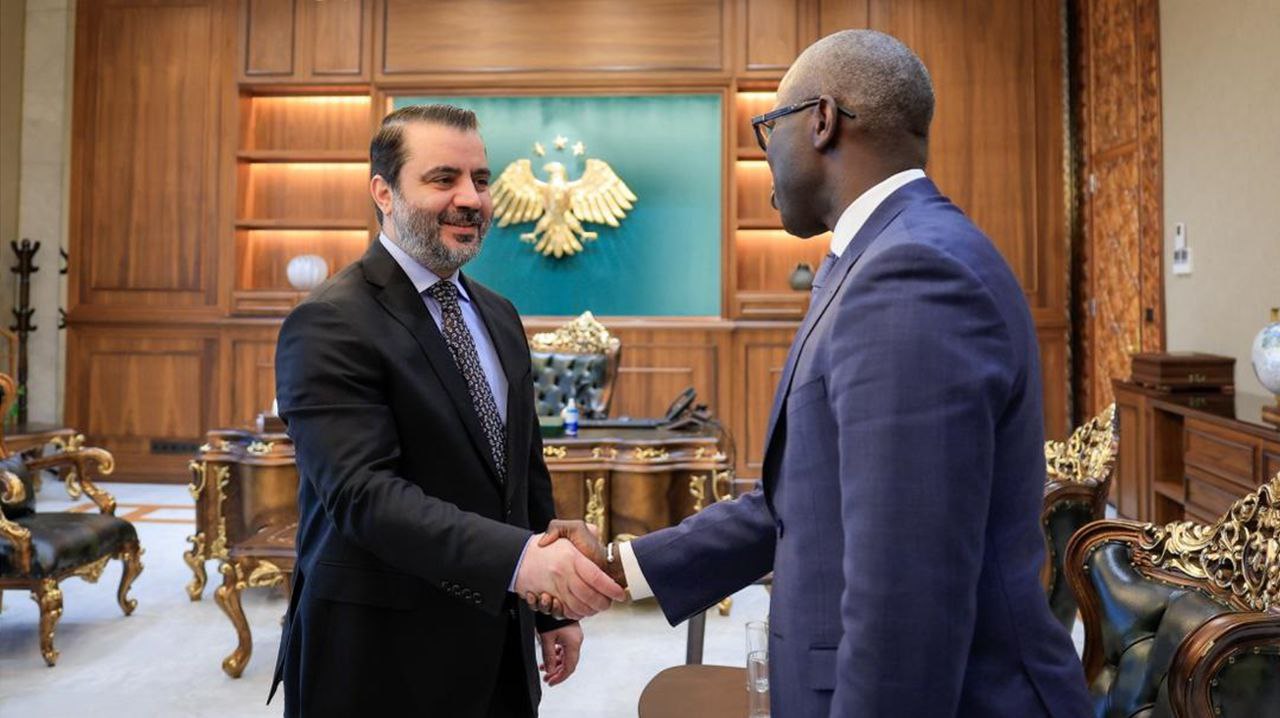 فخامة السيد الرئيس أحمد الشرع يلتقي في العاصمة دمشق نائب رئيس البنك الدولي لمنطقة الشرق الأوسط وشمال أفريقيا السيد  عثمان دايون، بحضور وزير الخارجية والمغتربين السيد أسعد حسن الشيباني