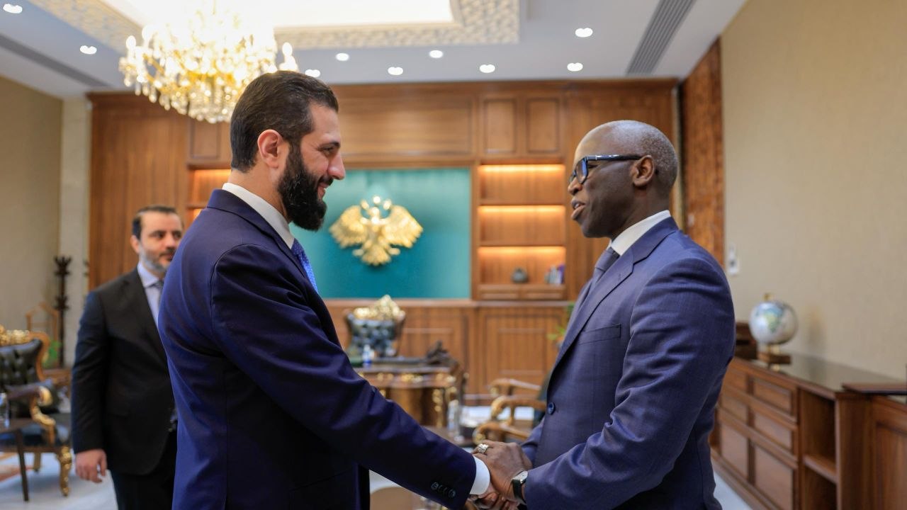 فخامة السيد الرئيس أحمد الشرع يلتقي في العاصمة دمشق نائب رئيس البنك الدولي لمنطقة الشرق الأوسط وشمال أفريقيا السيد  عثمان دايون، بحضور وزير الخارجية والمغتربين السيد أسعد حسن الشيباني