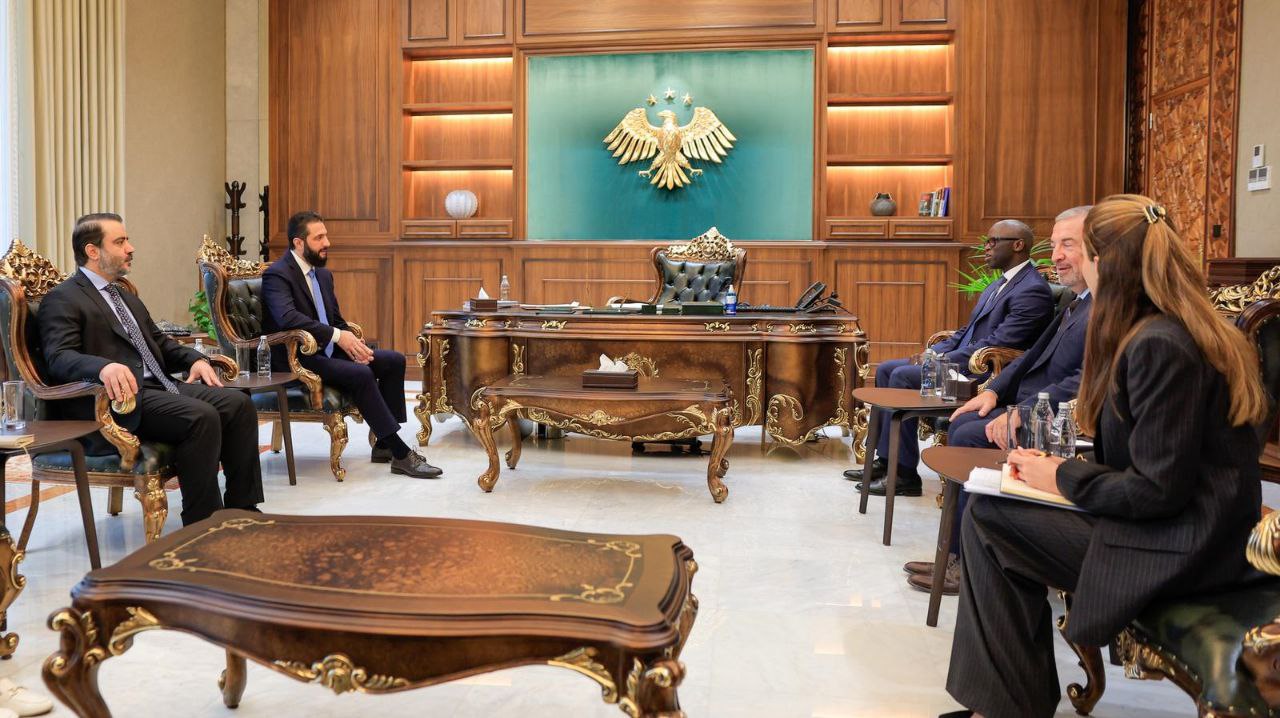 فخامة السيد الرئيس أحمد الشرع يلتقي في العاصمة دمشق نائب رئيس البنك الدولي لمنطقة الشرق الأوسط وشمال أفريقيا السيد  عثمان دايون، بحضور وزير الخارجية والمغتربين السيد أسعد حسن الشيباني