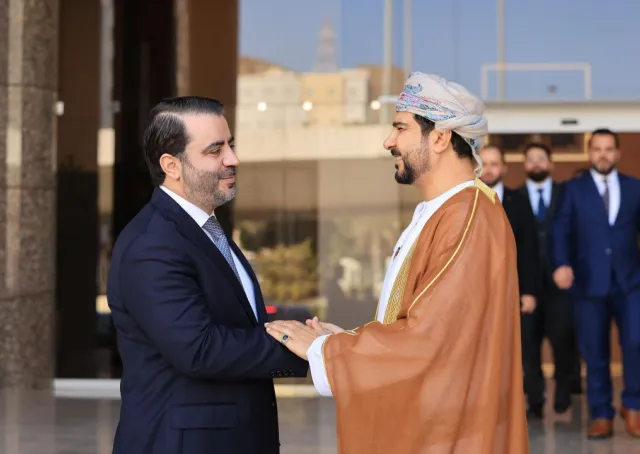 التقى وزير الخارجية والمغتربين السيد أسعد حسن الشيباني في العاصمة العمانية مسقط وزير التجارة والصناعة وترويج الاستثمار السيد قيس اليوسف
