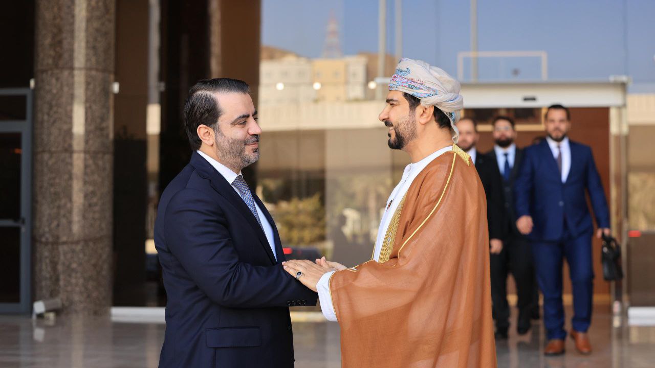 التقى وزير الخارجية والمغتربين السيد أسعد حسن الشيباني في العاصمة العمانية مسقط وزير التجارة والصناعة وترويج الاستثمار السيد قيس اليوسف