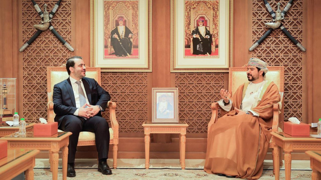 التقى وزير الخارجية والمغتربين السيد أسعد حسن الشيباني في العاصمة العمانية مسقط وزير التجارة والصناعة وترويج الاستثمار السيد قيس اليوسف