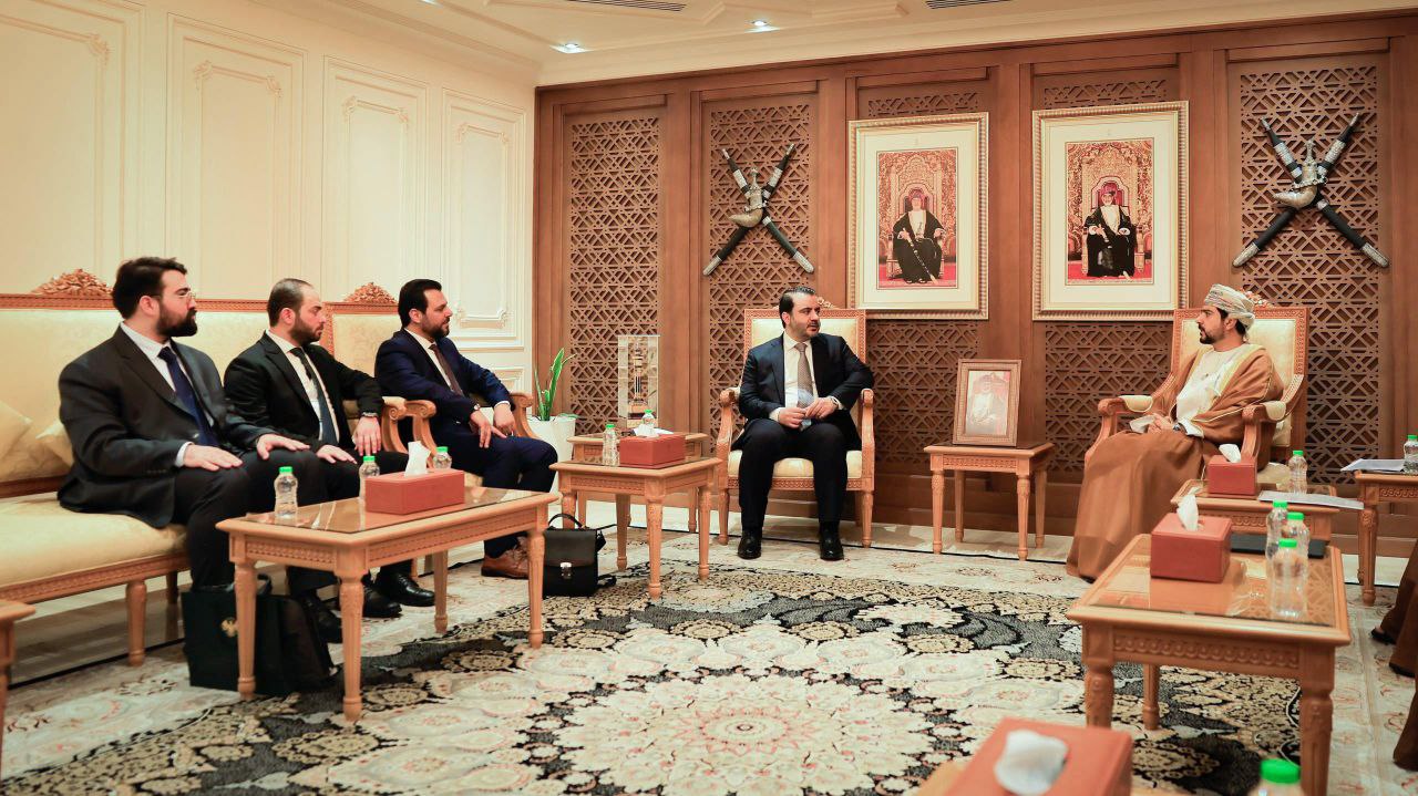 التقى وزير الخارجية والمغتربين السيد أسعد حسن الشيباني في العاصمة العمانية مسقط وزير التجارة والصناعة وترويج الاستثمار السيد قيس اليوسف