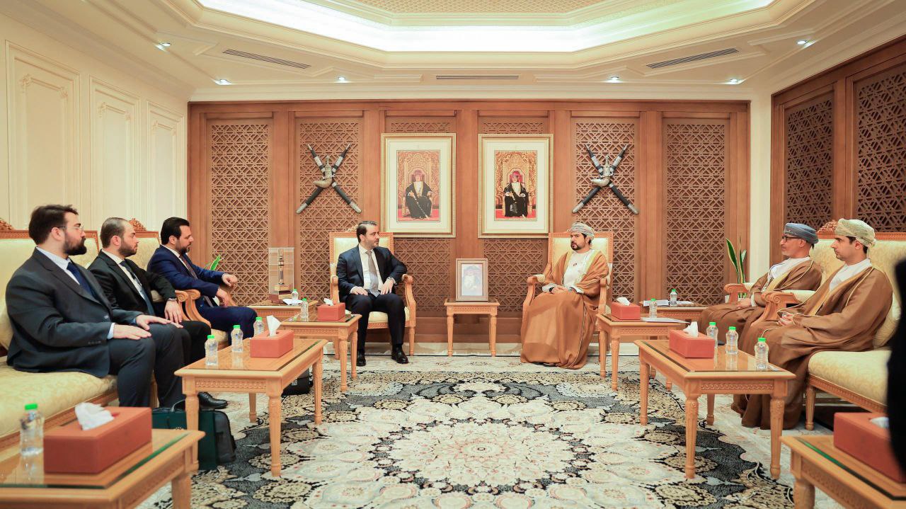 التقى وزير الخارجية والمغتربين السيد أسعد حسن الشيباني في العاصمة العمانية مسقط وزير التجارة والصناعة وترويج الاستثمار السيد قيس اليوسف