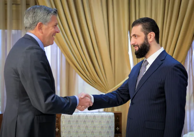 استقبل السيد الرئيس أحمد الشرع اليوم في دمشق وفدًا من الكونغرس الأمريكي برئاسة عضو مجلس النواب السيد دارين لحود، بحضور وزير الخارجية والمغتربين السيد أسعد الشيباني