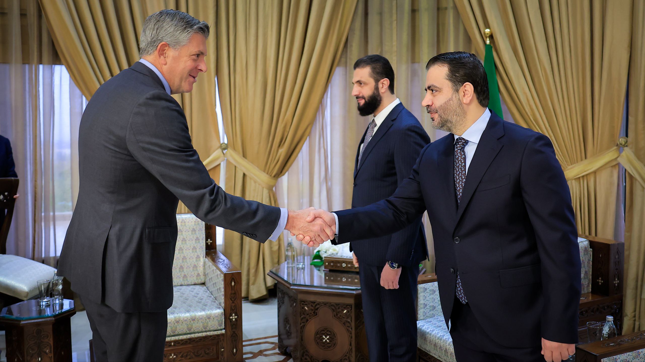 استقبل السيد الرئيس أحمد الشرع اليوم في دمشق وفدًا من الكونغرس الأمريكي برئاسة عضو مجلس النواب السيد دارين لحود، بحضور وزير الخارجية والمغتربين السيد أسعد الشيباني