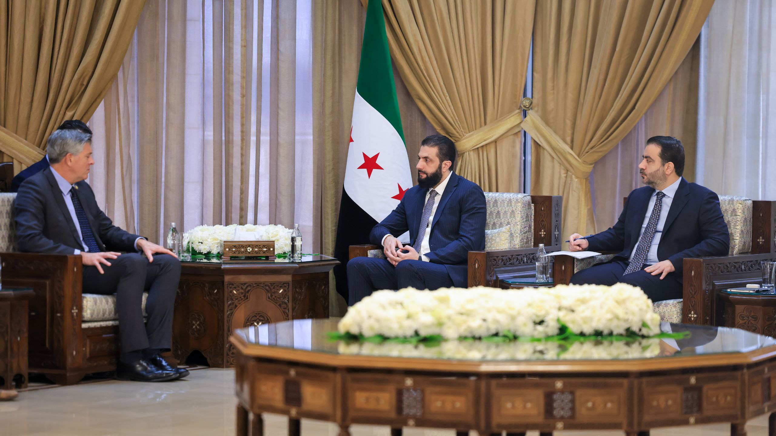 استقبل السيد الرئيس أحمد الشرع اليوم في دمشق وفدًا من الكونغرس الأمريكي برئاسة عضو مجلس النواب السيد دارين لحود، بحضور وزير الخارجية والمغتربين السيد أسعد الشيباني