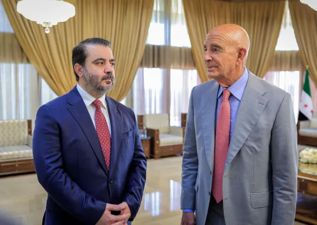 استقبل وزير الخارجية والمغتربين السيد أسعد حسن الشيباني في العاصمة دمشق المبعوث الأمريكي الخاص إلى سوريا السيد توماس باراك