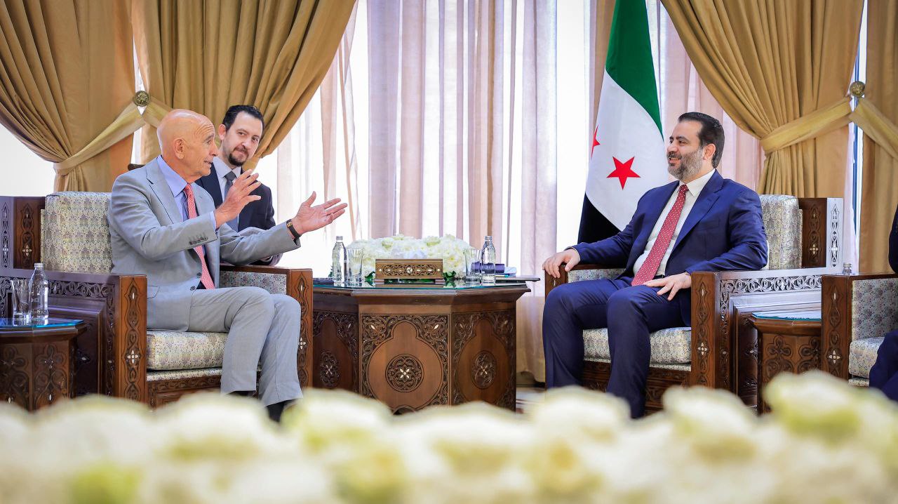 استقبل وزير الخارجية والمغتربين السيد أسعد حسن الشيباني في العاصمة دمشق المبعوث الأمريكي الخاص إلى سوريا السيد توماس باراك