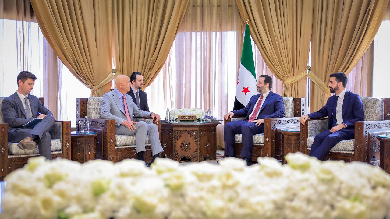 استقبل وزير الخارجية والمغتربين السيد أسعد حسن الشيباني في العاصمة دمشق المبعوث الأمريكي الخاص إلى سوريا السيد توماس باراك