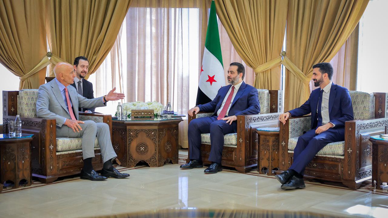 استقبل وزير الخارجية والمغتربين السيد أسعد حسن الشيباني في العاصمة دمشق المبعوث الأمريكي الخاص إلى سوريا السيد توماس باراك