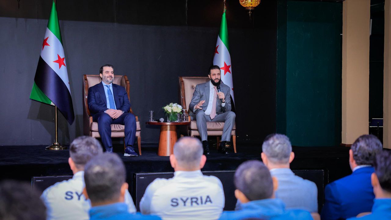 فخامة الرئيس أحمد الشرع يلتقي ببعثة المنتخب السوري لكرة القدم المشارك في بطولة كأس العرب 2025، في العاصمة القطرية الدوحة