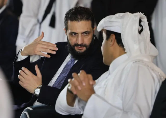 فخامة السيد الرئيس أحمد الشرع ووزير الخارجية والمغتربين السيد أسعد حسن الشيباني يحضران برفقة صاحب السمو الشيخ تميم بن حمد آل ثاني أمير دولة قطر بطولة العالم للخيل العربية (السوبريم) المقامة في العاصمة القطرية الدوحة