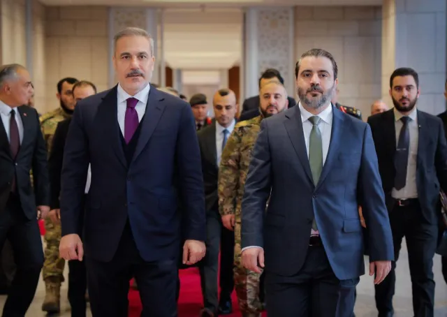 استقبل فخامة الرئيس السيد أحمد الشرع في قصر الشعب بدمشق وزيري الخارجية والدفاع في الجمهورية التركية الصديقة السيد هاكان فيدان والسيد يشار غولر ورئيس جهاز الاستخبارات السيد إبراهيم قالن