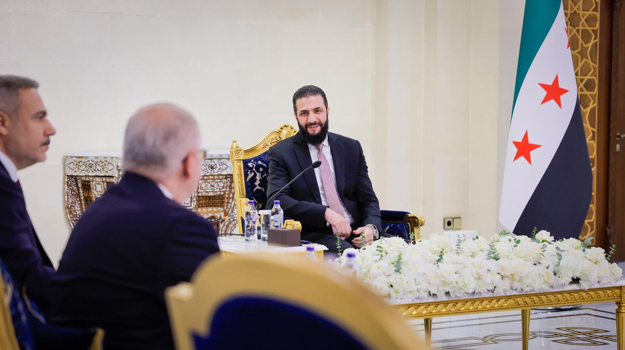 استقبل فخامة الرئيس السيد أحمد الشرع في قصر الشعب بدمشق وزيري الخارجية والدفاع في الجمهورية التركية الصديقة السيد هاكان فيدان والسيد يشار غولر ورئيس جهاز الاستخبارات السيد إبراهيم قالن