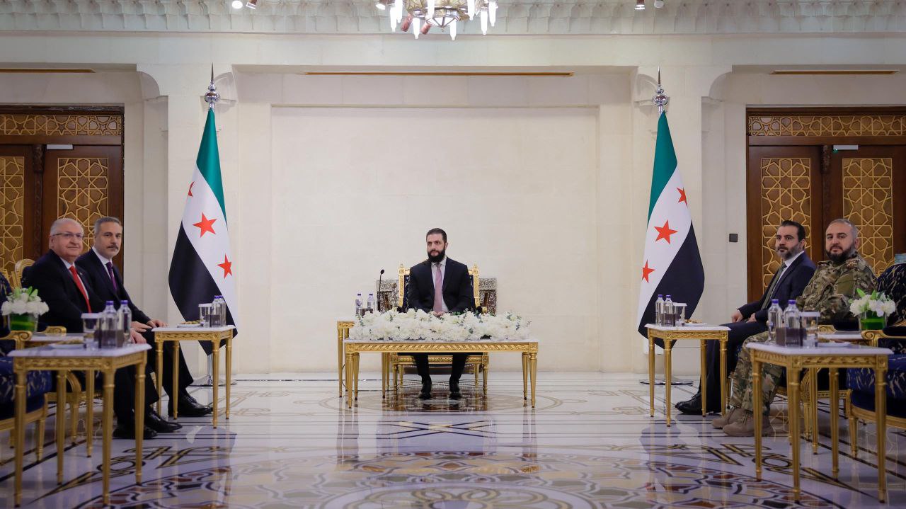 استقبل فخامة الرئيس السيد أحمد الشرع في قصر الشعب بدمشق وزيري الخارجية والدفاع في الجمهورية التركية الصديقة السيد هاكان فيدان والسيد يشار غولر ورئيس جهاز الاستخبارات السيد إبراهيم قالن