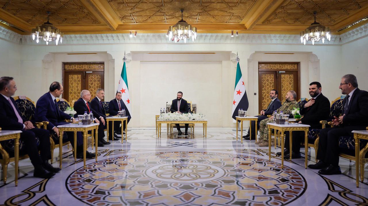 استقبل فخامة الرئيس السيد أحمد الشرع في قصر الشعب بدمشق وزيري الخارجية والدفاع في الجمهورية التركية الصديقة السيد هاكان فيدان والسيد يشار غولر ورئيس جهاز الاستخبارات السيد إبراهيم قالن