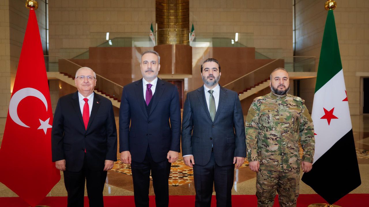 استقبل فخامة الرئيس السيد أحمد الشرع في قصر الشعب بدمشق وزيري الخارجية والدفاع في الجمهورية التركية الصديقة السيد هاكان فيدان والسيد يشار غولر ورئيس جهاز الاستخبارات السيد إبراهيم قالن