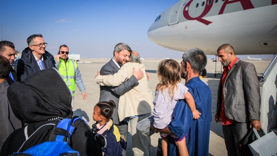 بالتنسيق بين وزارة الخارجية والمغتربين ومنظمة الهجرة الدولية (IOM) وصلت إلى مطار دمشق الدولي أول دفعة من السوريين القادمين من جمهورية السودان