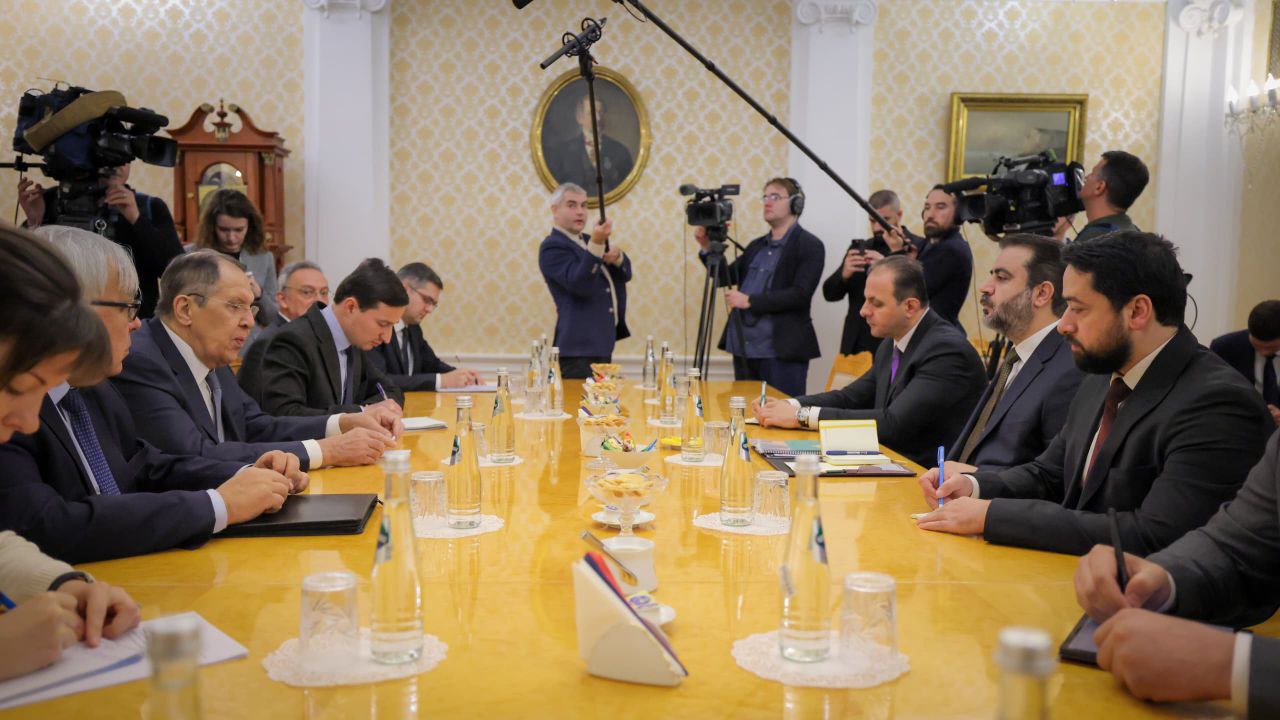 التقى وزير الخارجية والمغتربين السيد أسعد الشيباني وزير خارجية روسيا الاتحادية السيد سيرغي لافروف