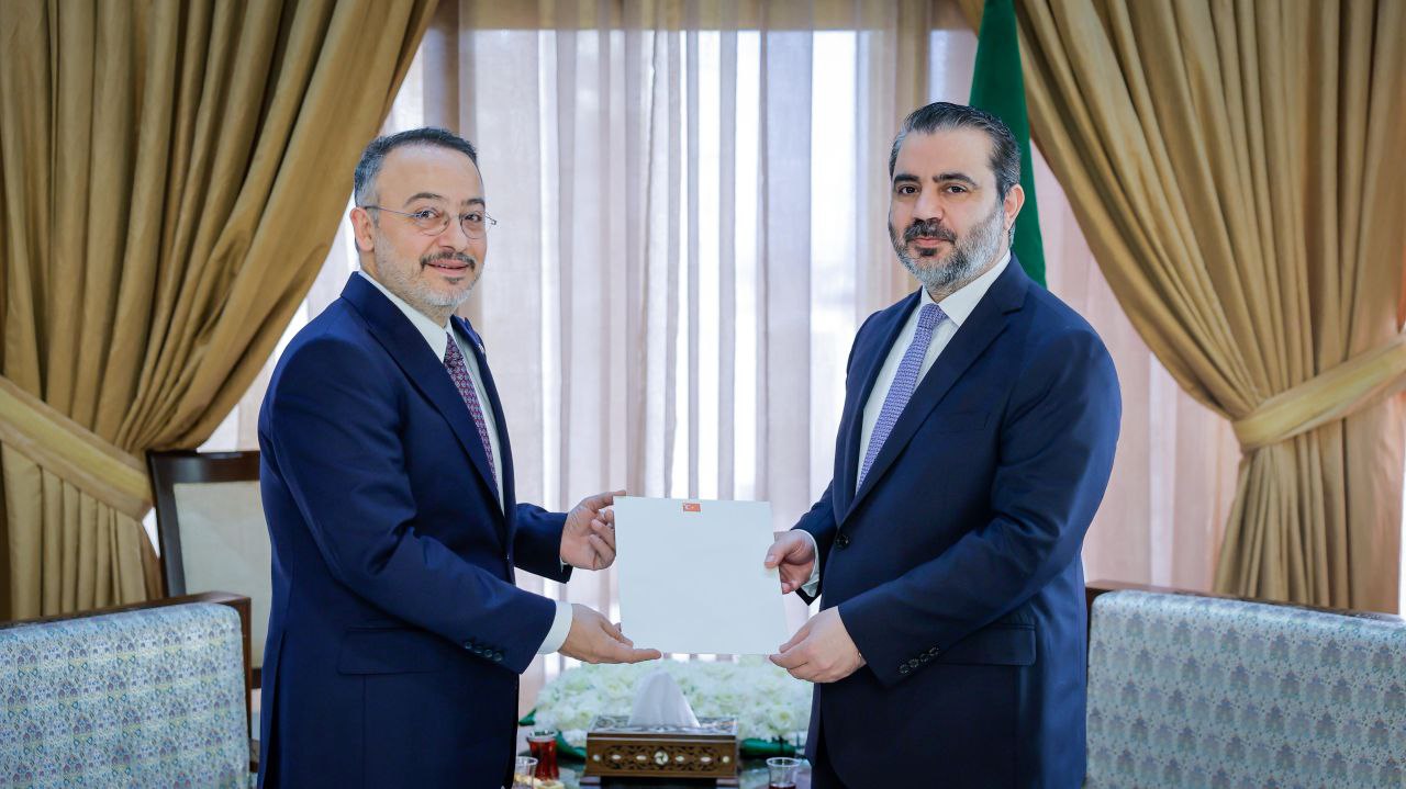 استقبل وزير الخارجية والمغتربين السيد أسعد حسن الشيباني، في العاصمة دمشق، سفير تركيا لدى الجمهورية العربية السورية السيد نوح يلماز