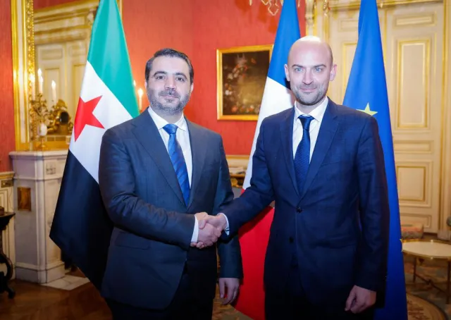 التقى وزير الخارجية والمغتربين، السيد أسعد حسن الشيباني، نظيره الفرنسي السيد جان نويل بارو في العاصمة الفرنسية باريس